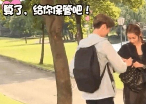 鹿晗把钱交到女明星手里保存,期间无意间对话,更加确定他俩关系