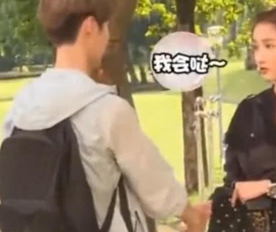 鹿晗把钱交到女明星手里保存,期间无意间对话,更加确定他俩关系