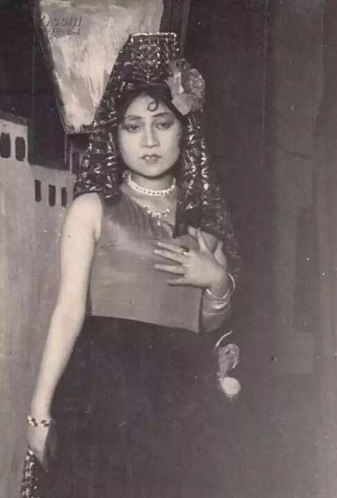 下嫁年长19岁教授后,俞珊离婚收场,却与前夫同年离世,死因成谜