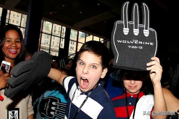 顽强船帆:狼爪没火起来可能有几个原因。
安踏刚花20亿买下德国户外品牌狼爪,这已经是狼爪第四次被卖。在中国商场里,狼爪正品冲锋衣卖399元,但消费者转头发现网上同款只要100多——因为满大街都是山寨货。
十年前狼爪最风光时有700家门店,现在只剩36家。当年收回中国代理权改直营后,狼爪犯了大错:既没请明星代言,又不会搞抖音直播,眼睁睁看着始祖鸟请刘雯、迪桑特签杨幂把流量抢光。更糟的是,它把冲锋...