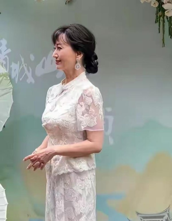 赵雅芝状态遭吐槽:传闻中的“不老女神”们,集体断崖式衰老?优雅老去引热议