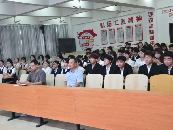 行业导师进课堂 专项指导助空乘学子“面”向蓝天