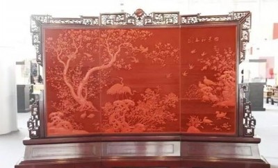 雕漆《怡景和春》地屏(资料图片)