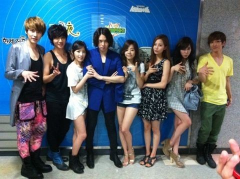 Super Junior与少女时代亲密合影 引粉丝热议