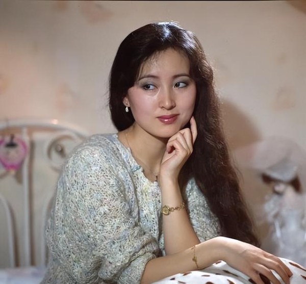 明星人设崩塌与观众情感裂变:2025娱乐圈信任危机背后的真相