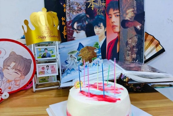 他一句“吃了就别跟”,粉丝反而更想紧跟不放,环球影城那天肖战被认出,他不躲避先问能不能合影,引发网友热议