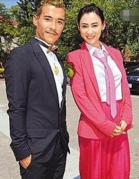 张柏芝刷牙弟弟旁边洗澡惹网友争议,姐弟俩关系到底有多好?