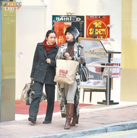 叶倩文（右）与朱玲玲不愧是好姐妹，沿途有说有笑