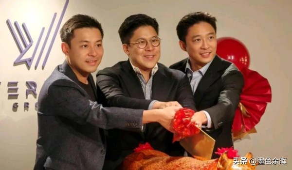 墨色余晖:霍启刚三兄弟婚姻现状:一个豪门家族的幸福密码?
霍启刚的婚姻,简直是童话照进现实的最佳范例,与郭晶晶的爱情故事,羡煞旁人。但这幸福的背后,霍家三兄弟的婚姻却各有千秋。二哥、三哥的婚姻状况,相对低调许多,信息也较少,我们只能看到冰山一角。
对比之下,霍启刚的婚姻,堪称楷模:爱情甜蜜,家庭和睦,事业有成。这与他自身性格,以及与郭晶晶的共同价值观密不可分。而其他两位兄弟的婚姻,则显得更加神...