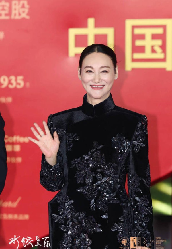 搜狐娱乐讯 16日,惠英红在社交平台上晒出自己参加金鸡奖的造型照,并配文称:“我一定会回来的!”