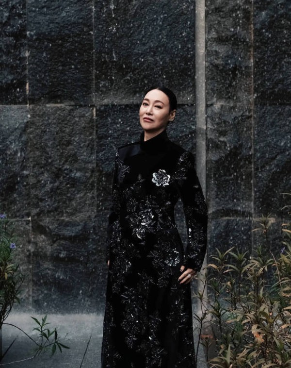 惠英红身姿挺拔,气场全开。