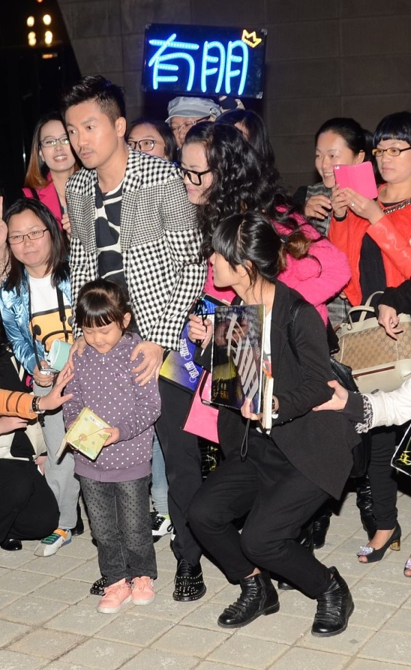 苏有朋“卖艺不卖身”风波:明星与粉丝的权益边界在哪里?