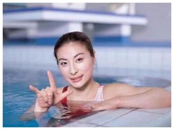 郭晶晶与霍启刚的缘分,从一张合照开始,从此霍启刚眼里全是星星