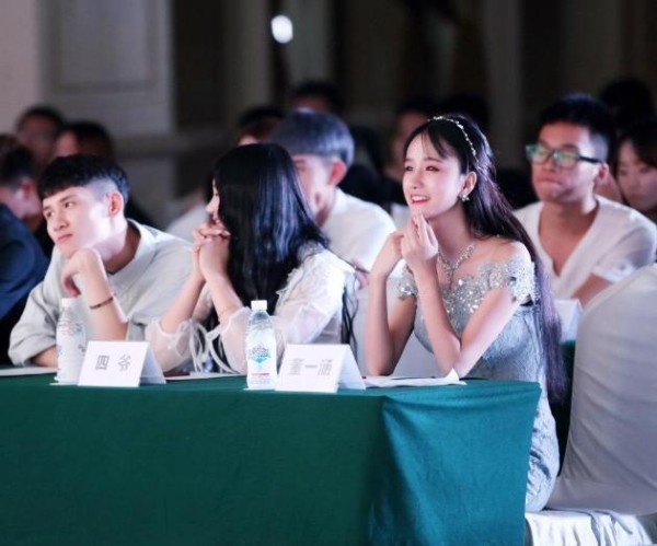 网红界的防火防盗防闺蜜?王逗逗和张弛分手,是因为闺蜜董一涵?