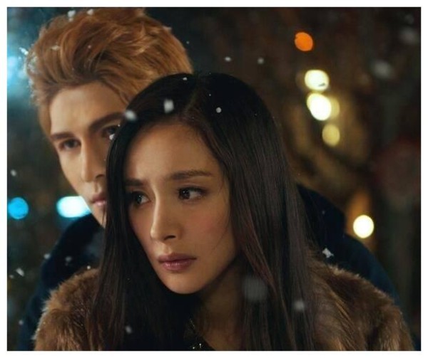 什么叫做明星的生活?杨幂熬夜到三点用两万的护肤品