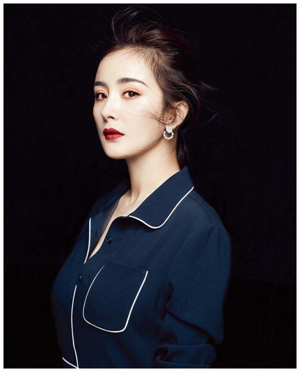 什么叫做明星的生活?杨幂熬夜到三点用两万的护肤品