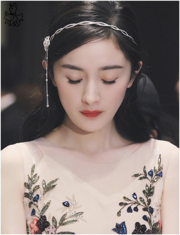 什么叫做明星的生活?杨幂熬夜到三点用两万的护肤品