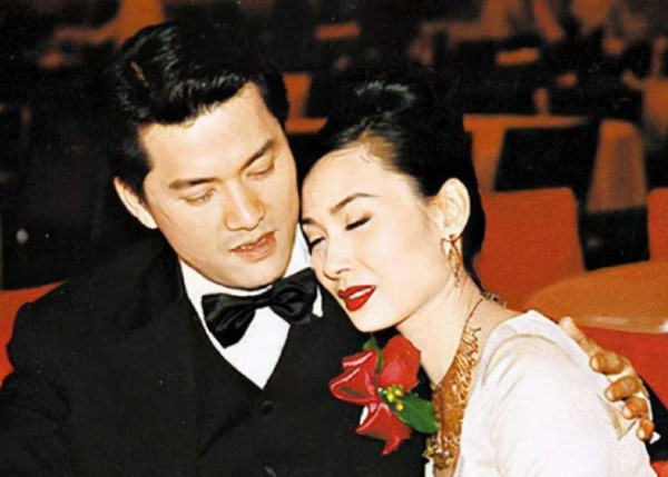 30大叔侃娱乐:当年,吕良伟和周海媚因戏结缘,却因父亲而分开;没想到,邝美云和周海媚同病相怜,吕良伟父亲同样从中作梗,吕良伟表示再也不敢结婚了。
都说婆媳关系比较难处理,这句话不无道理。
而结婚后,因为处理不好婆媳关系而离婚的明星,又何止周海媚和邝美云。
贾静雯也是其中之一。
贾静雯嫁给修杰楷之前,有过一段婚姻,对方是孙志浩。
婚前,两人相处得非常和谐,可是婚后,贾静雯才发现,老公换了一...