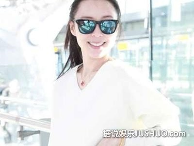 张静初清新搭配现身伦敦机场 揭其绯闻男友