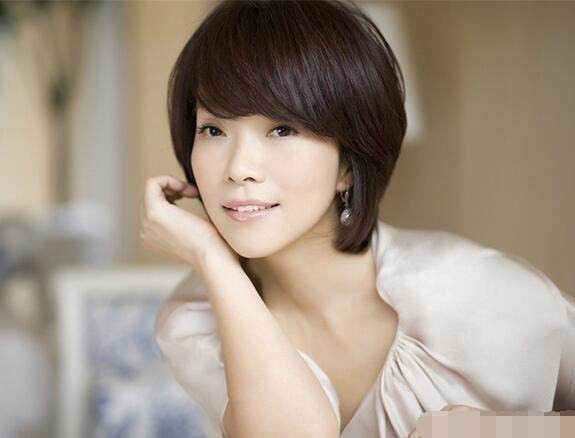 曾经红极一时的歌手陈明就是其中之一!曾经的她也做过酒吧驻唱!