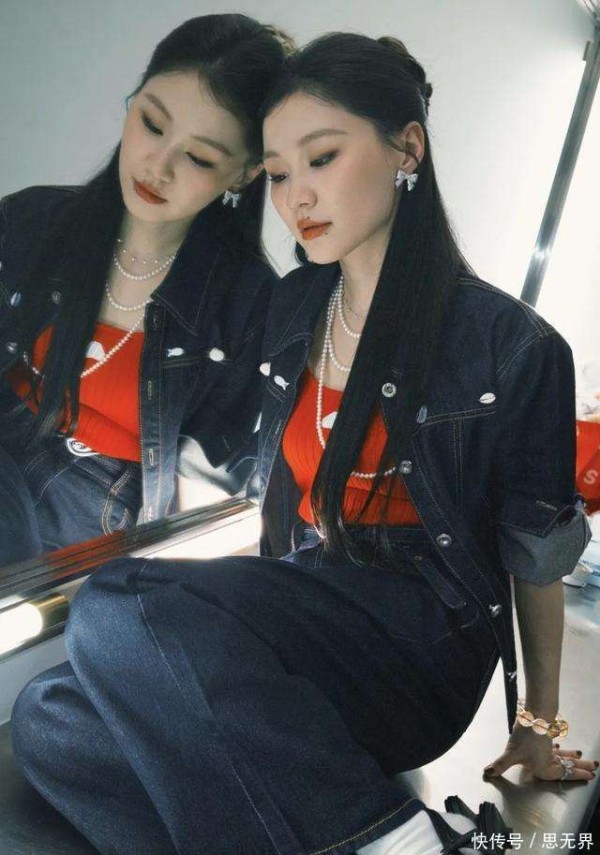 谢霆锋金靖直播互动超甜,戴眼镜秒变少年感,金靖眼神藏不住崇拜