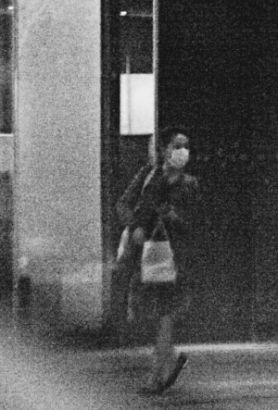 周迅早前被拍到戴口罩去霆锋所住的柏舍公寓