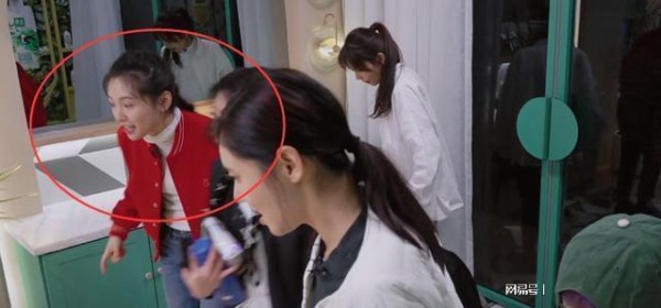 徐怀钰组队时玩手机, 吃饭时不好意思不加酱, 自卑心态比吴倩重