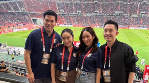 38岁泰国女总理看球赛,和华裔女富豪亲密同框,相差20岁却似姐妹