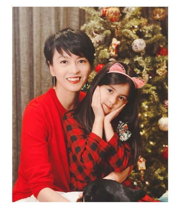 梁咏琪是龙凤胎,晒旧照弟弟像男版的她,他也像这个男明星