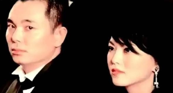 曾“抛弃”秦海璐,与李湘闪婚闪离,身家30亿珠宝大王,今直播间挣扎求生