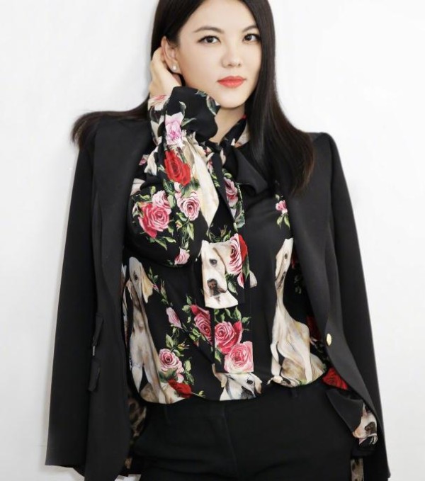 李湘做直播,何炅维嘉吴昕纷纷转发支持,谢娜的做法揭秘两人关系