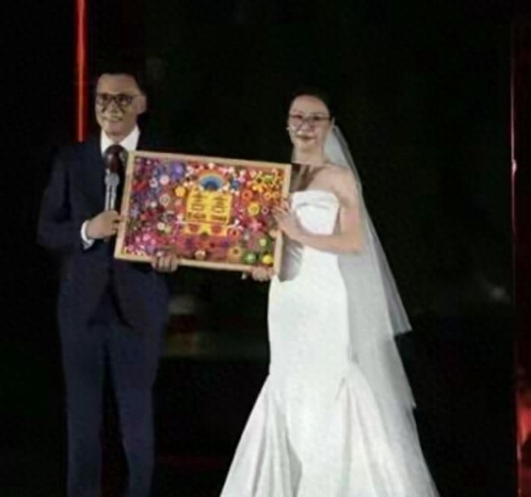 张丹红婚后首晒恩爱,网友直呼太甜,叶璇处境引热议