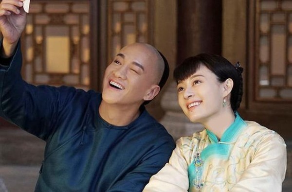 43岁何润东结婚一周年,晒和老婆海边照片,网友:颜值完胜杨颖!