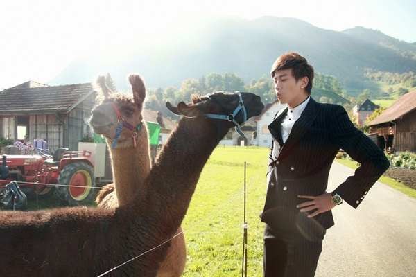 何润东与小8岁的娇妻,低调相恋7年结婚,妻子长相撞脸江疏影