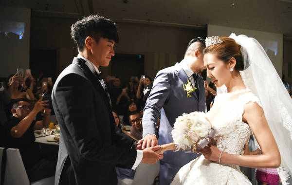 何润东与小8岁的娇妻,低调相恋7年结婚,妻子长相撞脸江疏影