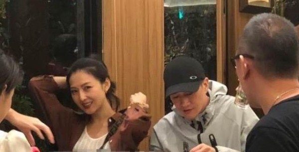 何润东生日与老婆大秀恩爱,相恋十年甜蜜如初