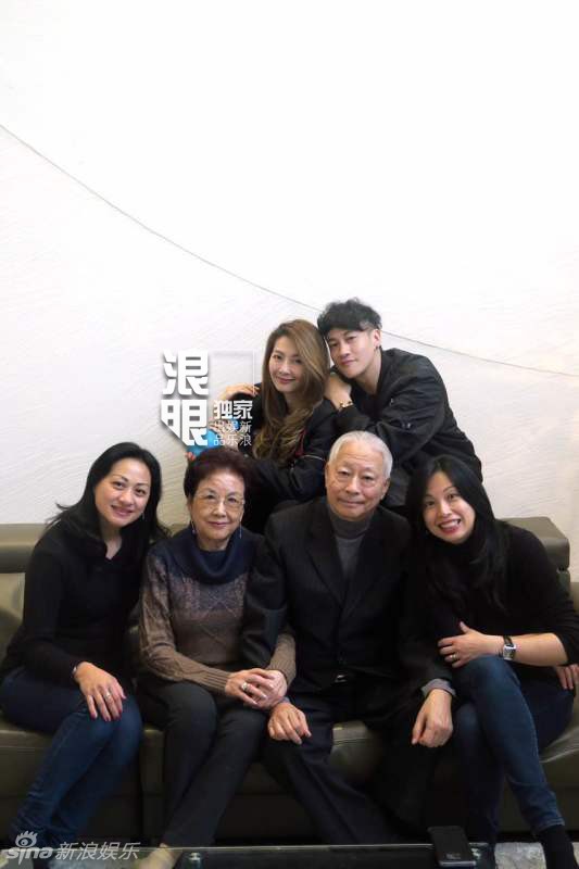 何润东全家福曝光高颜值