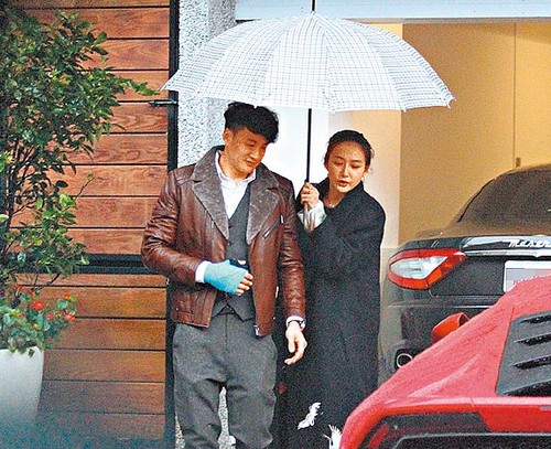 何润东夫妻新婚第一日甜蜜同行 妻子说生6个娃1