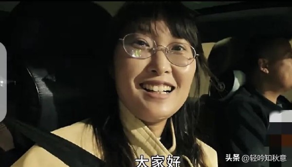 轻吟知秋意:说实话,我已经不想看喷香哥和阿拉丁几个人的聚会了,看着尴尬。尤其是跟阿拉丁一起,俩人貌合神离。
最近不少网友发现,喷香哥和阿拉丁的互动越来越少。去年喷香哥专门去阿拉丁家拍视频澄清“没矛盾”,可两个月过去,两人再没同框。有人翻出阿拉丁过生日没叫喷香哥的视频,更多人注意到他俩性格差异太大——喷香哥爱说爱笑,阿拉丁说话像领导做报告。以前喷香哥带阿拉丁拍视频涨粉,现在喷香哥粉丝都四百多万了,...