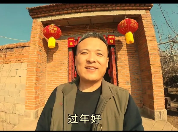 炳森的日常生活:“临沂五虎”相必很多人都知道吧,带头大哥“喷香哥”做拥400多万粉丝的大网红,带领心眼多的丁三层、碎嘴子大刘、开发廊的大阳、勤劳憨厚的大鹏拍视频做自媒体,组成了临沂五虎军团,兄弟几个经常分享生活美食、家庭日常。他们非常的团结友爱、互帮互助,经常一起小聚一下,每年春节相互去看望对方父母,兄弟感情令人羡慕。在大哥喷香哥的带领下五虎越做越好、粉丝量越来越大,知名度越来越高,做自媒体都赚了...