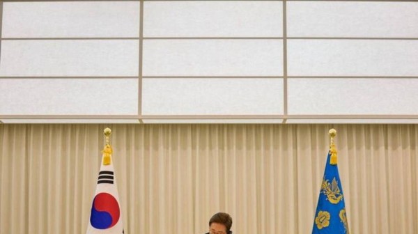 这下好了吧,热脸贴到美国的冷屁股上,李在明去美国得到了最低规格接待,没有红地毯也无高层人员迎接,尴尬难掩体现两国微妙关系