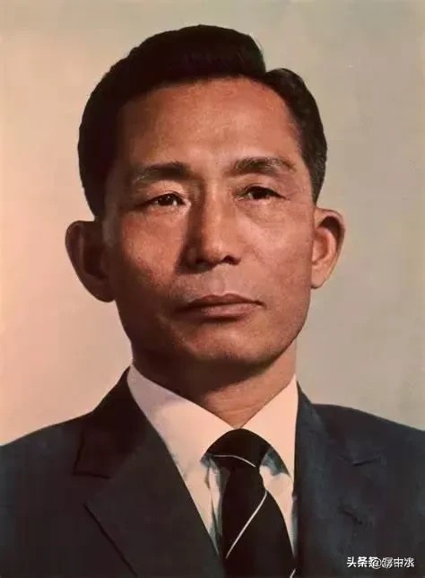 潺中水:一觉醒来,看到大家都在议论纷纷赶紧打开今日头条发现这么嘲讽的一面
朴正熙作为韩国现代化进程中的强人总统,其执政风格和私人生活始终充满争议。关于他在陆英修夫人遇刺后“金屋藏娇”、拥有12栋别墅安置女明星的传闻,虽然广为流传,但需要理性看待。从历史研究角度看,这类传闻更多反映了威权体制下权力缺乏监督所引发的社会想象,而非确凿事实。朴正熙确实在晚年与多位演艺界人士往来密切,包括与最...
