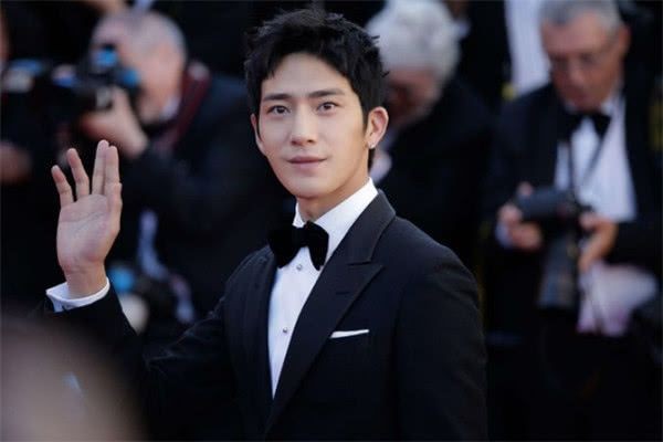 幼年被父母抛弃,如今变成大明星,父母高攀不起