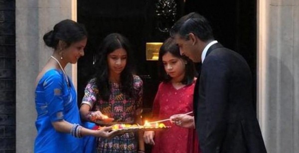 印度首富安巴尼家的婆媳妮塔和拉迪卡,在排灯节派对上惊艳亮相,婆婆妮塔的纱丽镶嵌精致,婆媳同框气场十足引发关注