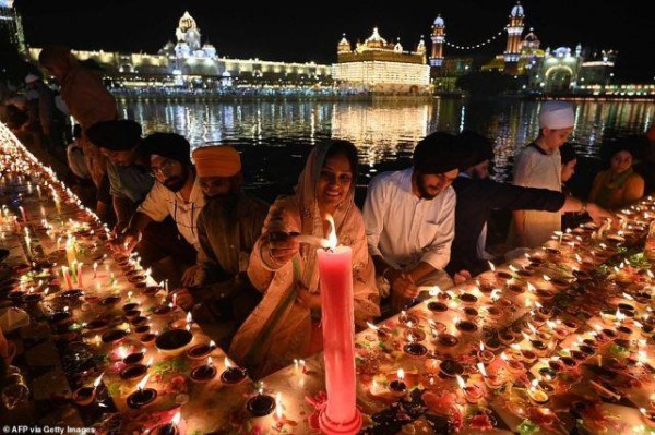 印度女星朴雅卡穿纱丽过节,明显胖了,小10岁丈夫牵手岳母很孝顺