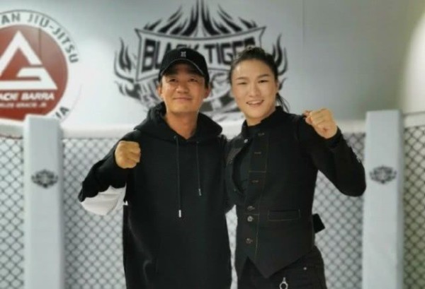 粉丝调侃王宝强与张伟丽有夫妻相,拳迷:是该找个对象了!