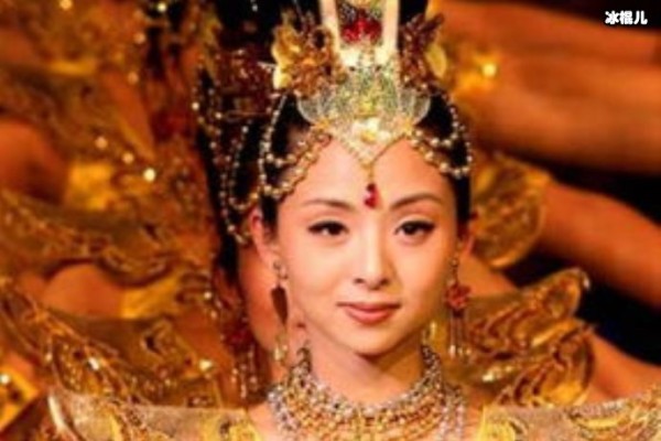 春晚经典《千手观音》邰丽华一夜成名,表演手语版国歌惊艳四座!