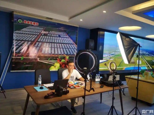 明星隐私与公众好奇的边界在哪?吴尊呼吁尊重家庭,网友却认为早恋需引导