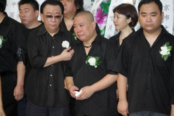 张国荣等四位明星去世,遭受遗产争夺,梅艳芳母亲的行为无耻之极