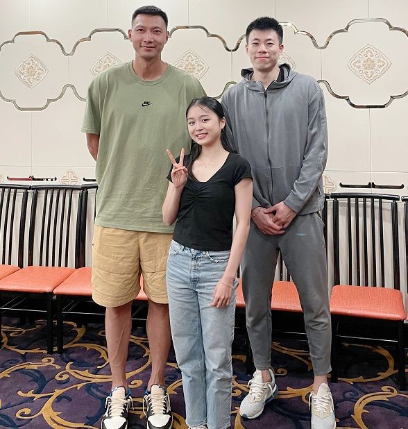 梦幻联动!花滑女神与易建联张镇麟合影,调侃:身高被碾压